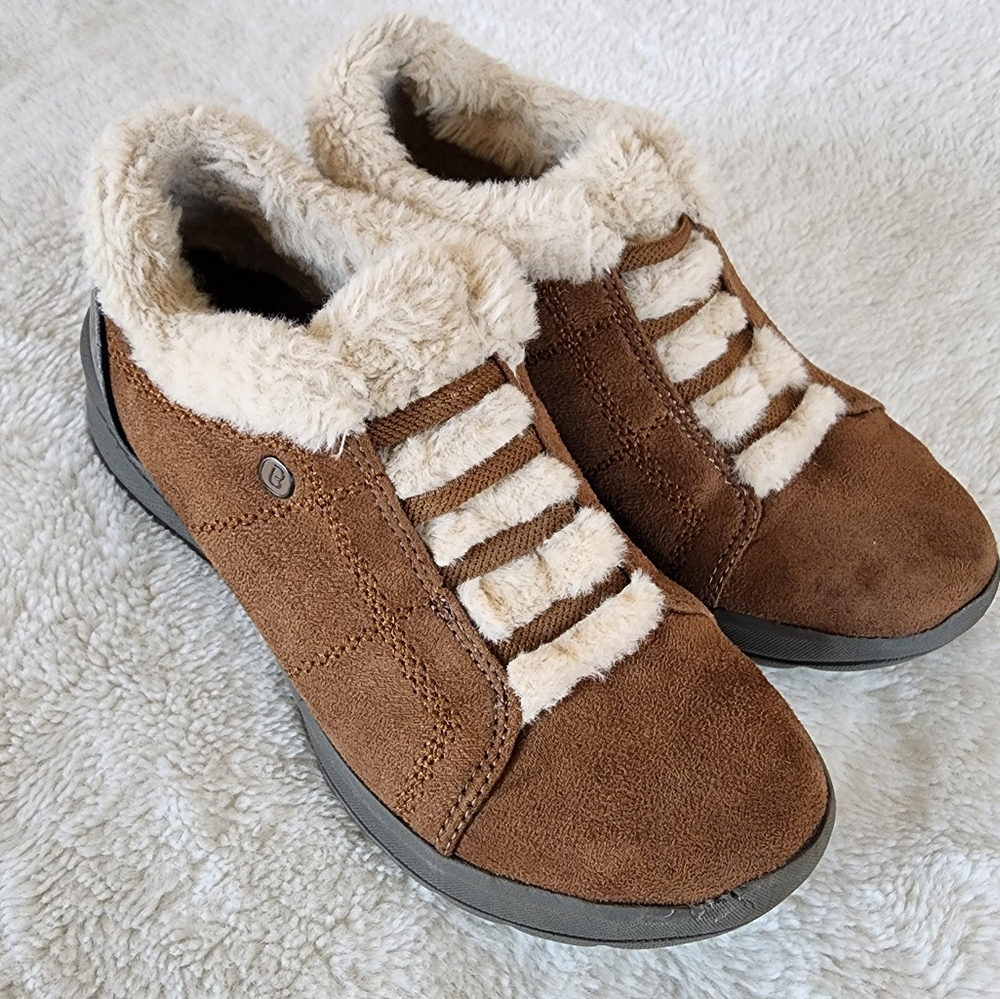 Great Condition: BZees Golden Bottie Women's 6